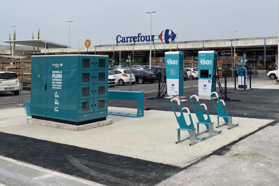 Bornes de recharge installées sur le parking d'un supermarché carrefour