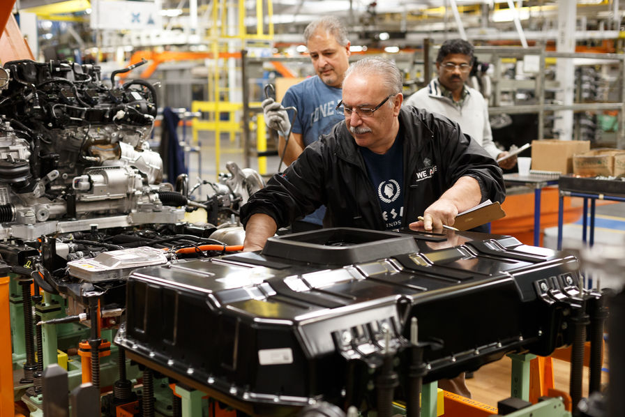 Un salarié de l'usine Stellantis de Windsor (Canada) installe une batterie lithium-ion. 