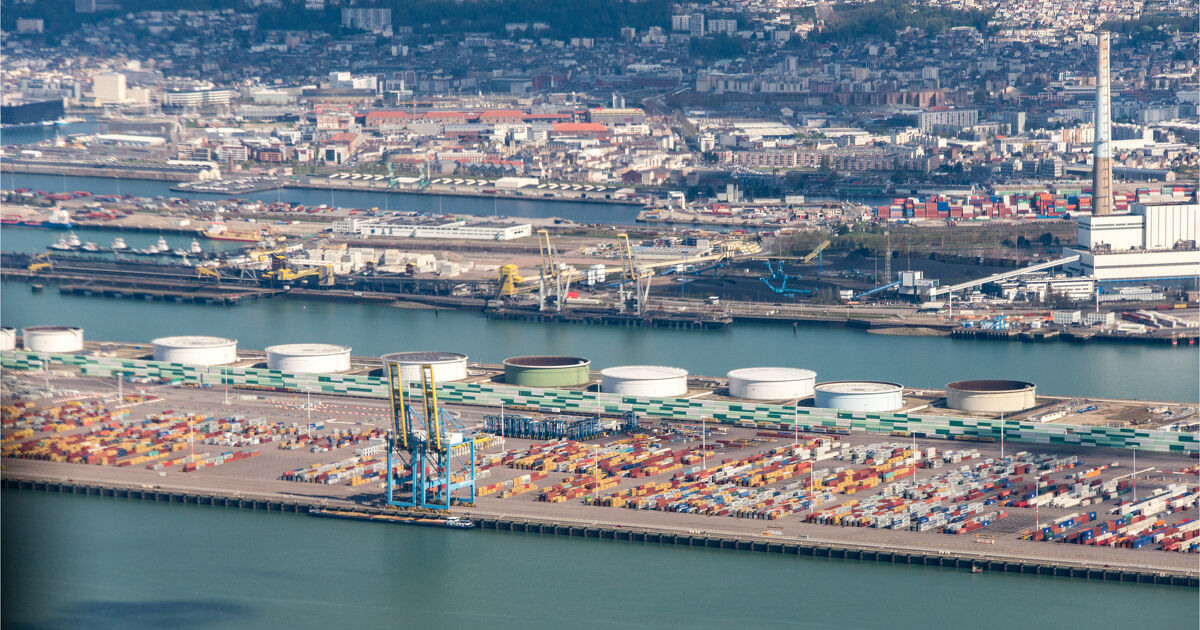 vue aérienne du port du Havre et des réservoirs de pétrole en France